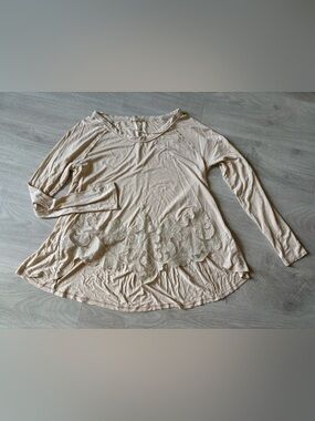 Flowy top with appliqué detail
